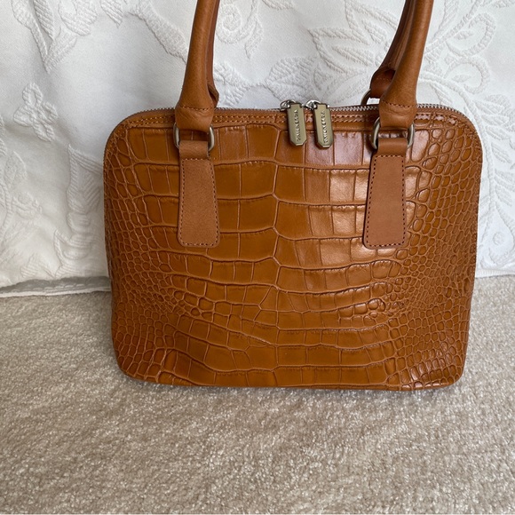 Tan designer Italian hand bag, pet free smoke free home - Picture 5 of 5